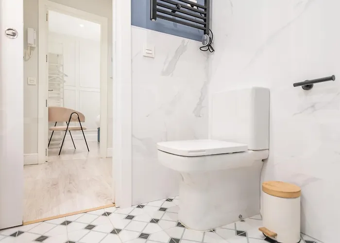 Historic Charm Steps From Landmarks By Rems Màlaga