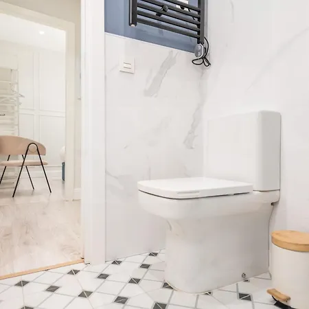 Historic Charm Steps From Landmarks By Rems Màlaga